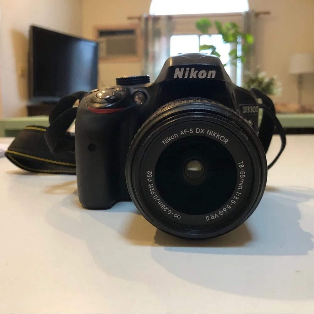 Selling LIKE NEW NIKON D3300